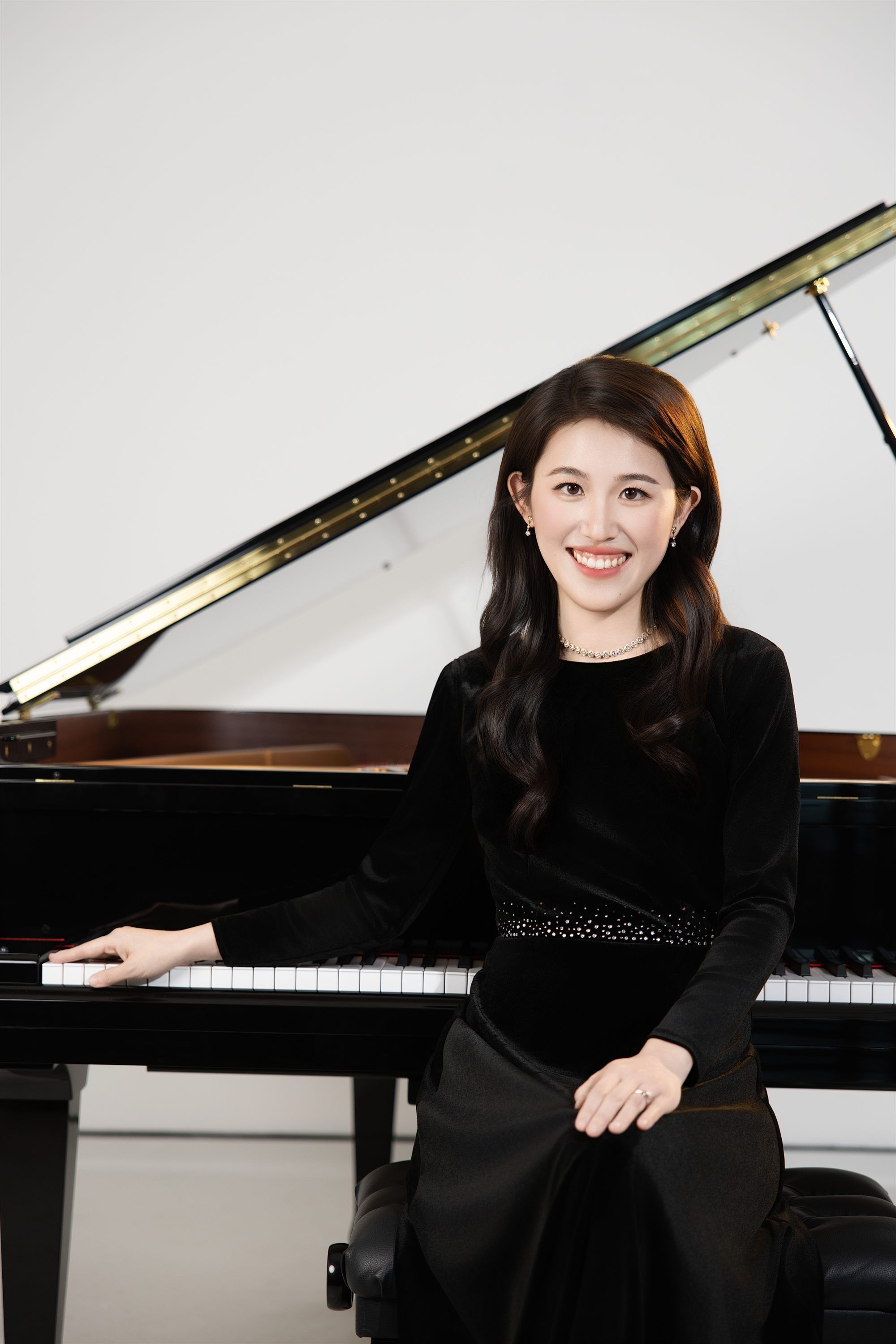 Yiwei Huang at the piano